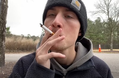 Лечение зависимости от табакокурения в Цивильске Мужчина с сигаретой делает затяжку