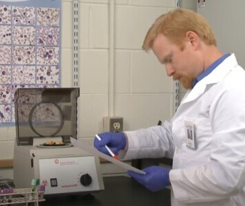 Клиника лечения наркозависимости в Цивильске Врач в кабинете клиники