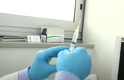 Проведение кодирования Вивитролом в Цивильске Шприц с Вивитролом в руках у врача